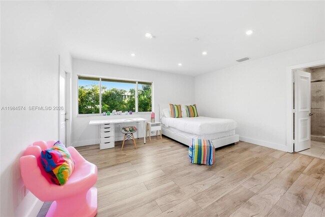 Building Photo - 3401 NE 165th St