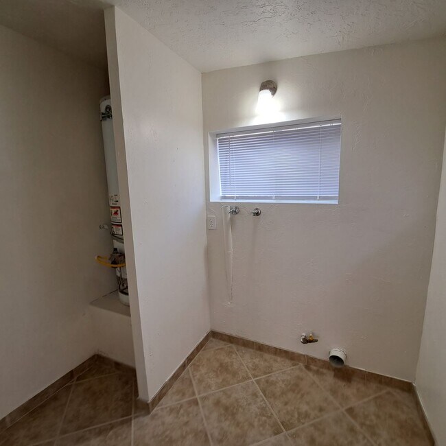 Building Photo - Don't miss out on this rental!