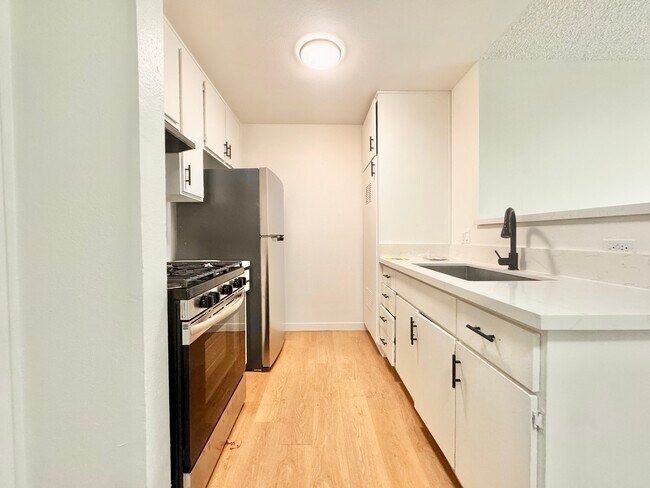 Building Photo - 607 W 82nd St