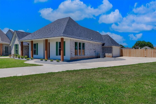Building Photo - "Charming 3-Bed Retreat with Granite Elegance & Cozy Fireplace in Benton!"