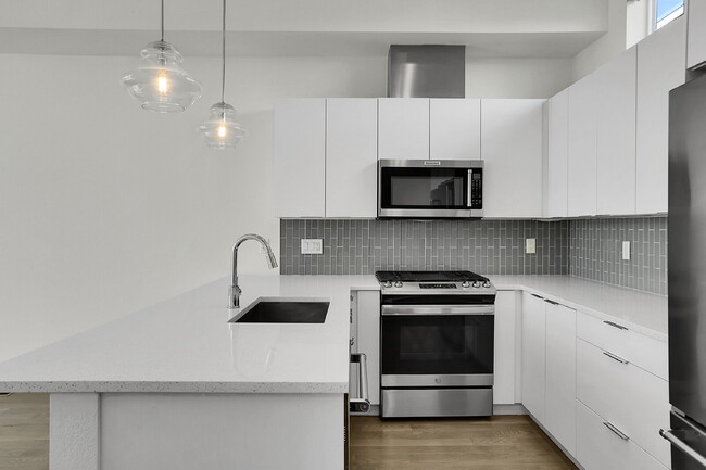 Building Photo - $3,100.00 - 2 Bedrooms, 2.2 Bathrooms, Townhouse in Denver with Roof Deck!