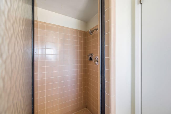 Building Photo - 2421 W Anderson Ave