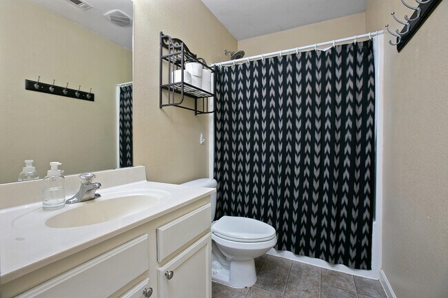 Building Photo - 12867 Hazelwood Dr