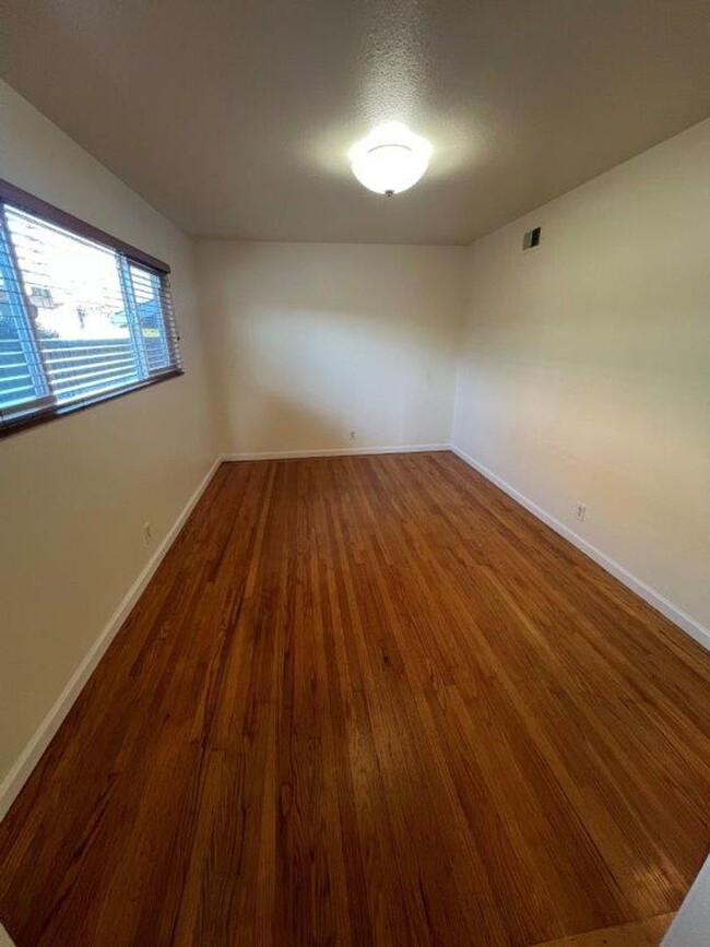 Building Photo - Nor Cal Realty Inc, - 2 BD 2 BTH Single fa...