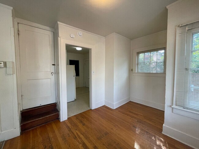 Building Photo - 4 Bedroom Campus House!