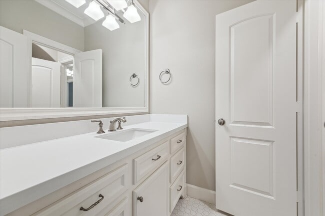 Building Photo - 3108 University Blvd