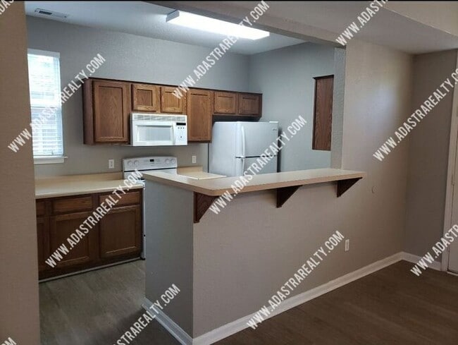 Building Photo - Spacious Remodeled 2 Bed/2 Bath in Lawrenc...