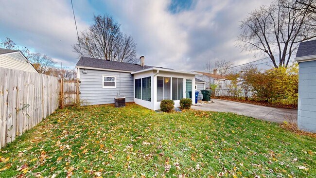 Building Photo - 3 BEDROOMS, 1 FULL BATHROOM + 2 CAR Carport Beautiful Single Family house available to show NOW f...