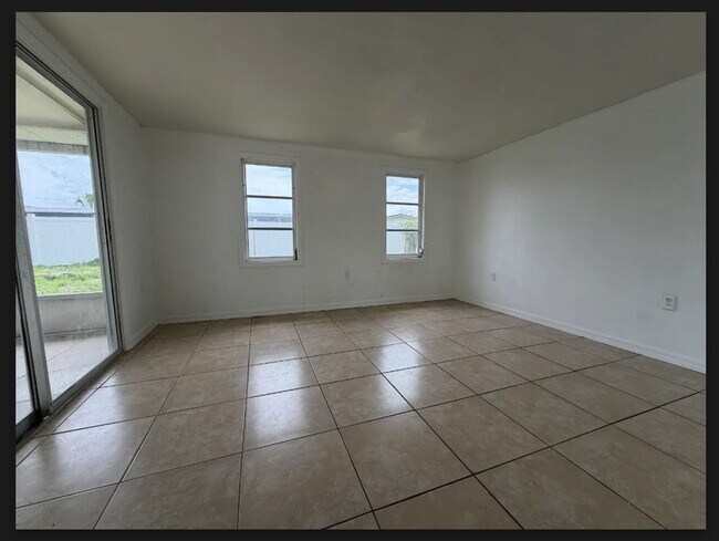 Building Photo - Must See -  3-bedroom, 1-bath single family home with fenced in yard in Port Richey
