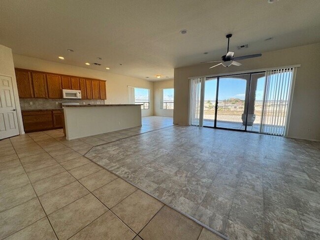 Building Photo - 3 Bedroom Exec Home Bullhead Parkway close...
