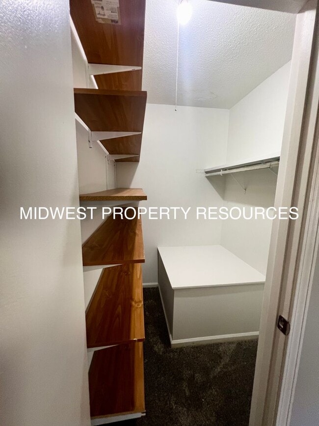 Building Photo - Stunning 2 Story townhome w/ outdoor Maintenance provided