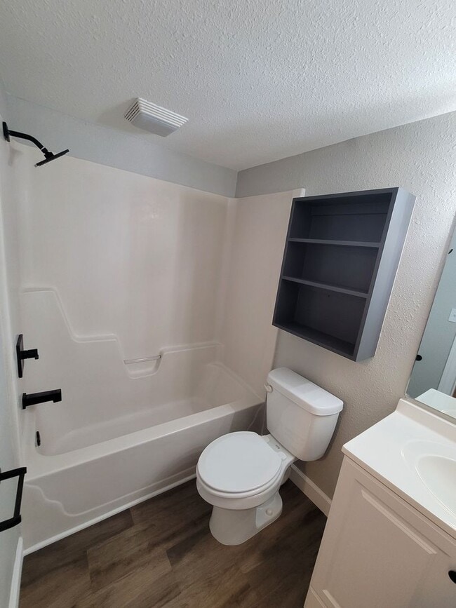 Building Photo - FULLY REMODELED 2 Bedroom Apartment
