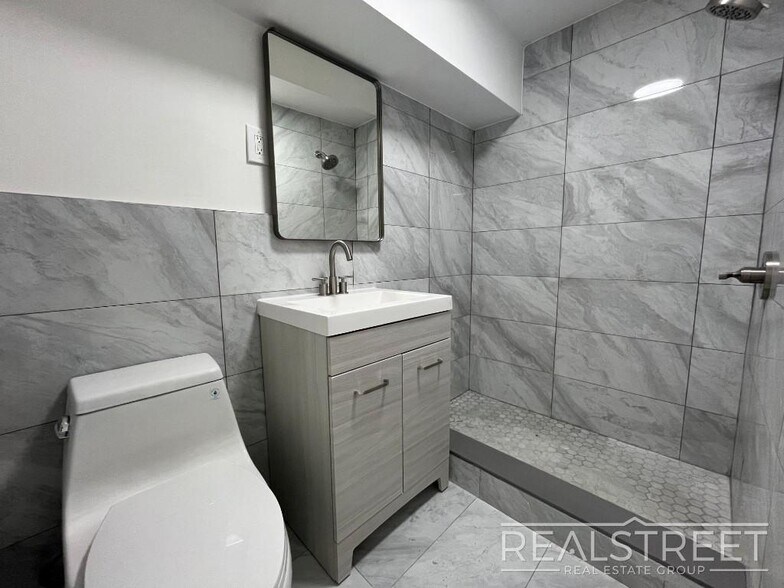 Building Photo - Massive 3BD/3BA Renovated Duplex with Home...