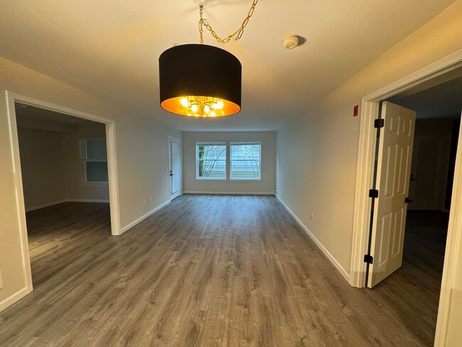 Building Photo - 2Bd/1.75Ba Issaquah Condo