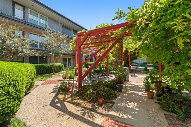 Building Photo - 2425 Ashdale Dr