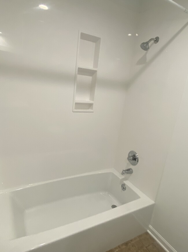 Tub/Shower combo - 14821 S Wyandotte Dr