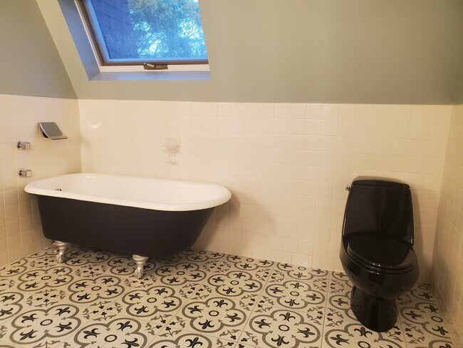 Building Photo - 4704 Great Oaks Dr