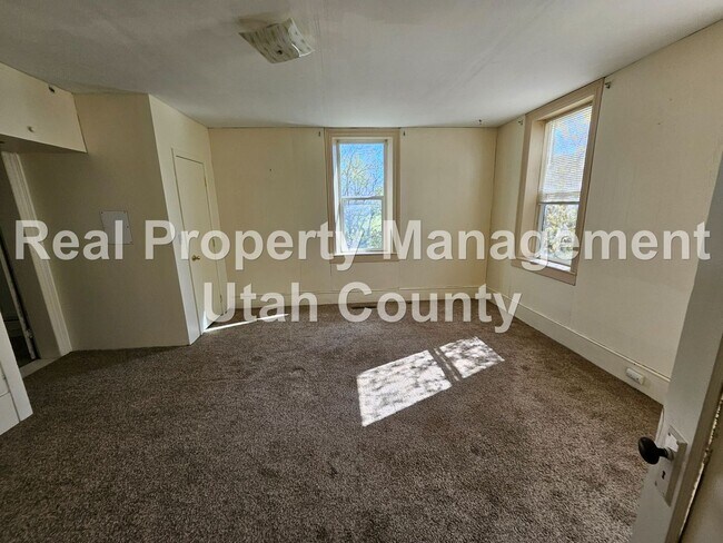 Building Photo - 209 S 400 E