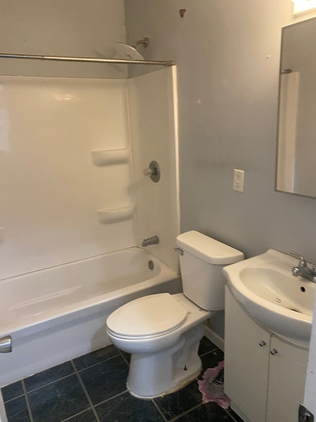 Building Photo - 2 bedroom 1 bath house  with fenced in yard available soon!