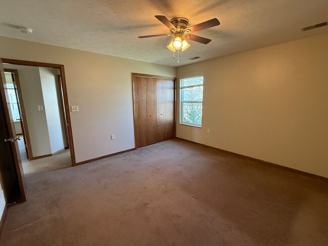 Building Photo - 610 Grainfield St