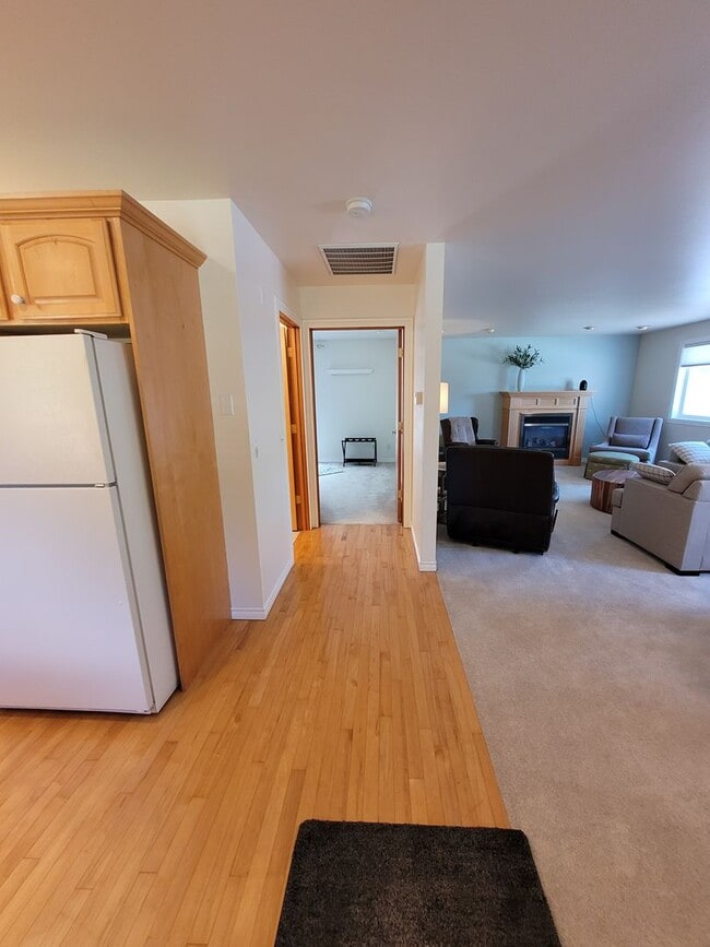Building Photo - Fully Furnished Cottage 1 Bedroom - Marine Dr