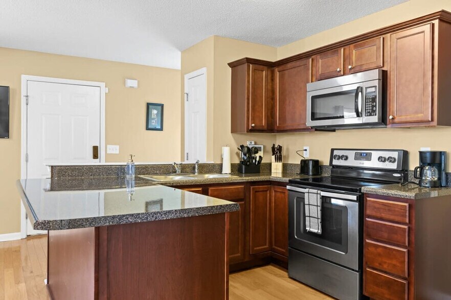 Building Photo - 222 Elmwood Dr