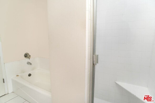 Building Photo - 416 N Oakhurst Dr