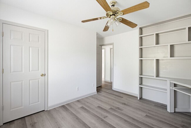 Building Photo - Beautifully Updated 3 bedroom, 2 bathroom Brick Ranch in Lexington