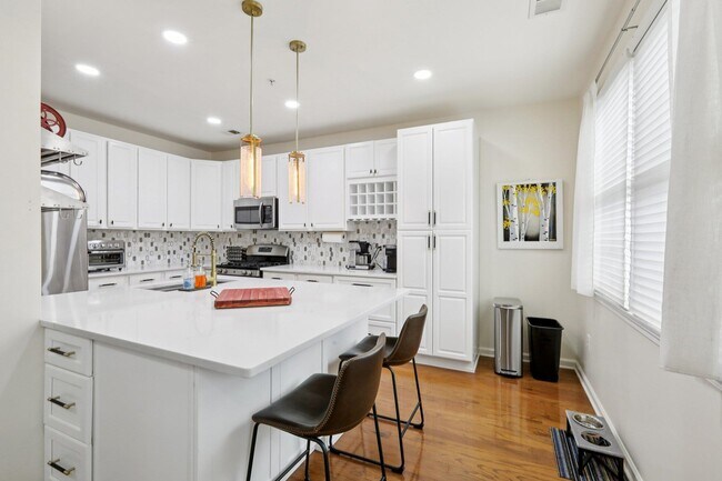 Building Photo - 273 Roslyn Ct