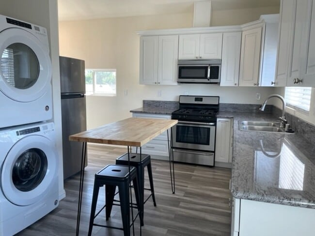 Building Photo - Newer Carriage Unit