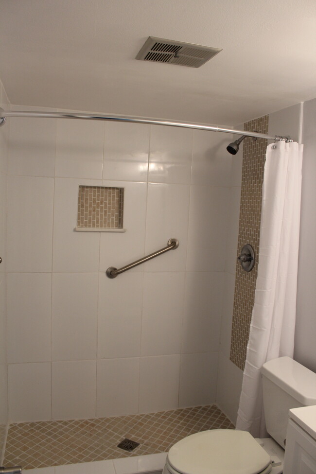 Master Shower - 315 Saint Andrews Blvd