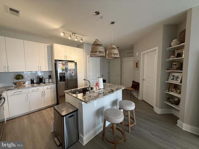 Building Photo - 15250 Siesta Ky Way