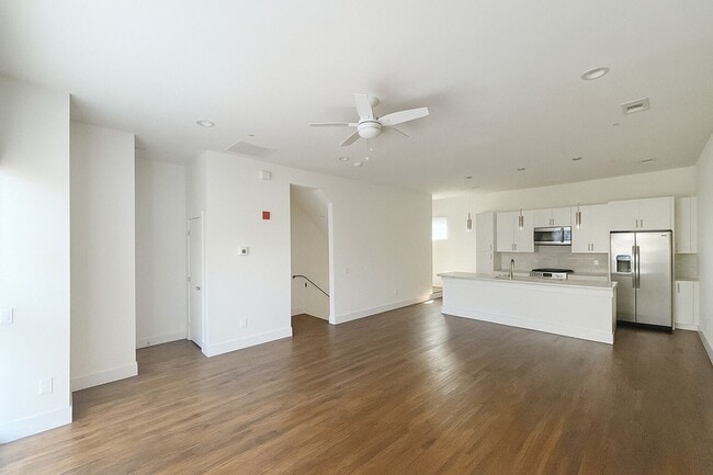 Building Photo - 1931 N Prairie Ave