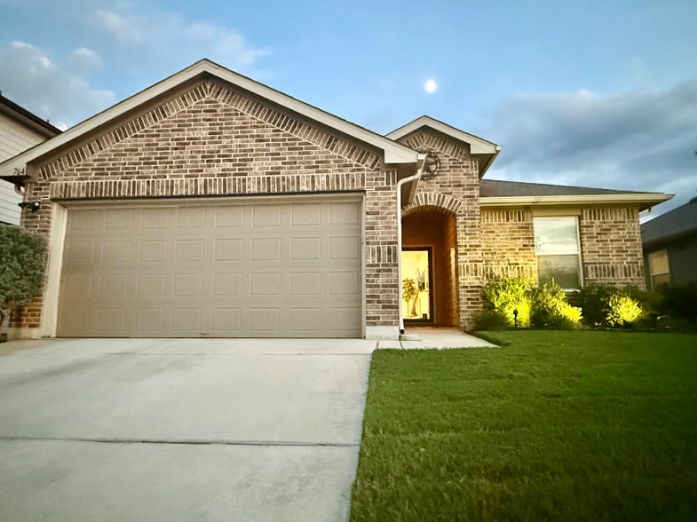 Primary Photo - 764 Armadillo Dr