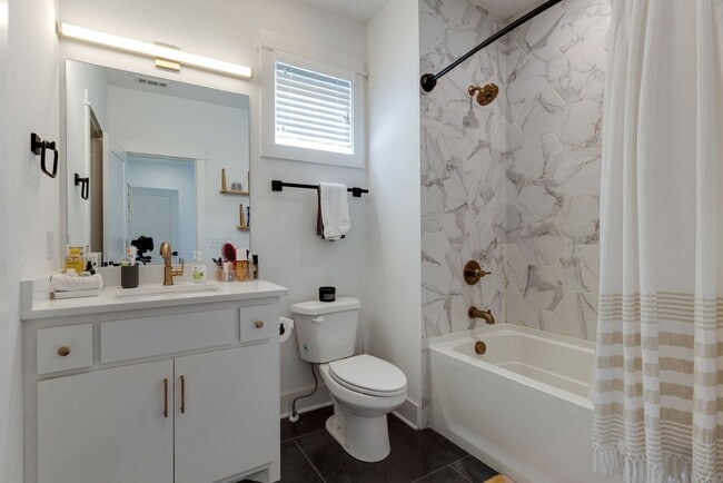 Building Photo - Great modern HPR with garage and view of the river!