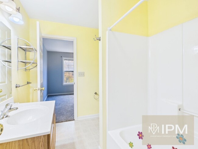 Building Photo - 1/2 First Months Rent!! Bright 2 Bed, 1.5 Bath Townhome in New Cumberland!
