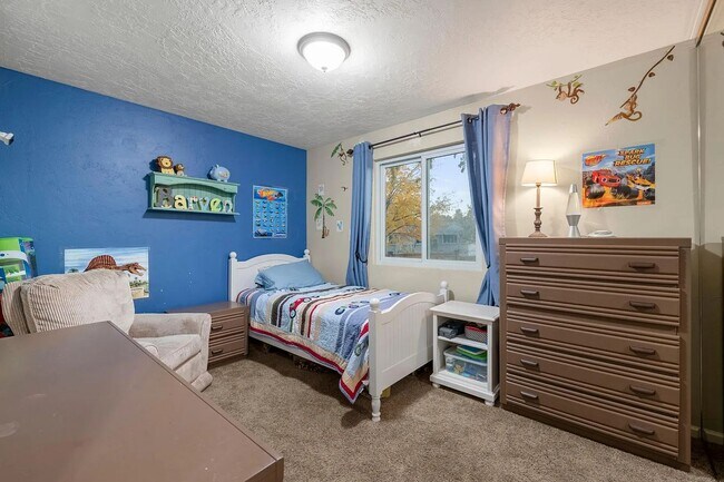 Building Photo - Beautiful 4 Bedroom Home in Sandy!
