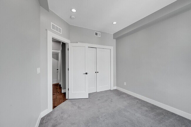 Building Photo - $3,400.00 - 2 Bedrooms, 3 Bathrooms, Townh...