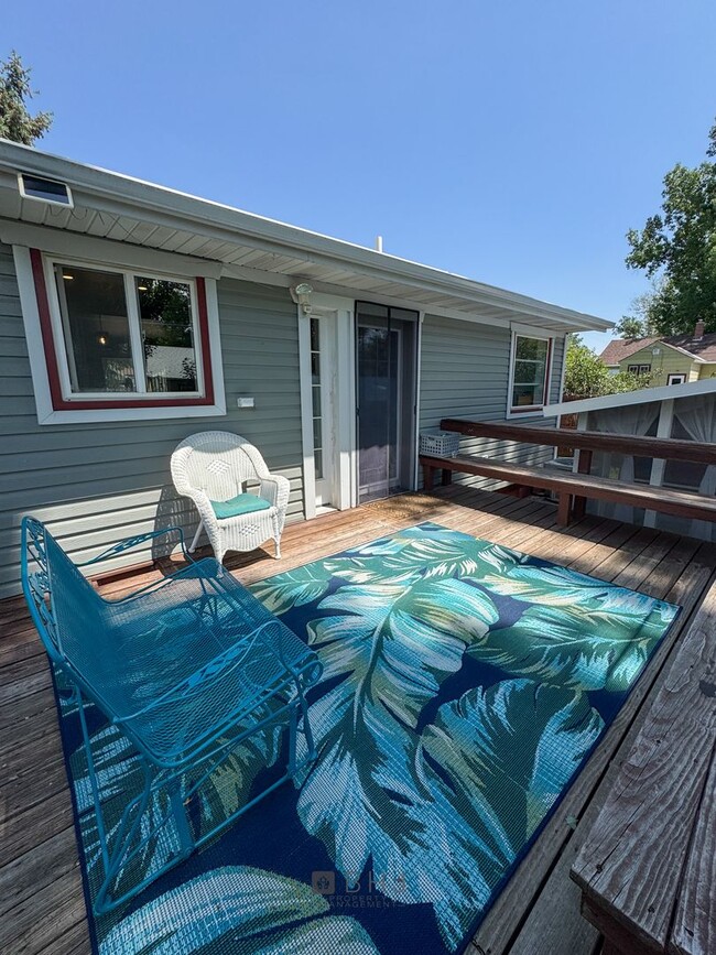 Building Photo - NEWLY UPDATED 2 BED/ 1 BATH SINGLE FAMILY ...