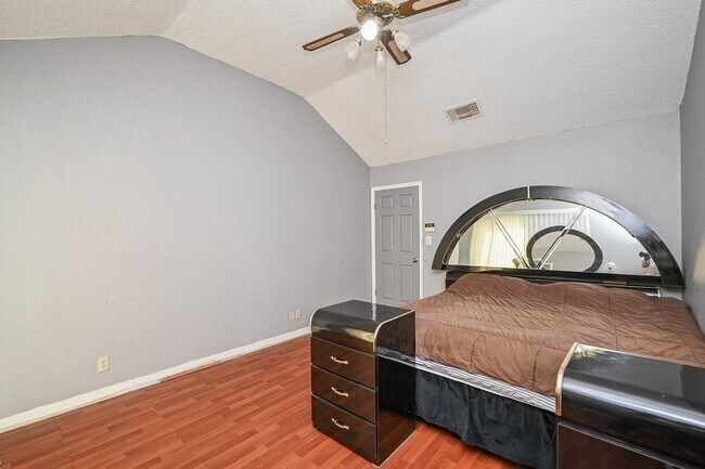 Building Photo - 13102 Richmond Ave