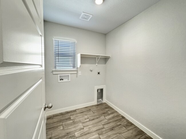 Building Photo - 736 Ft Leonard