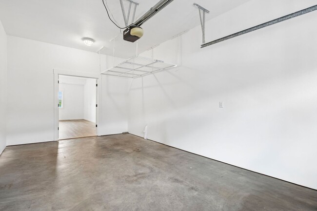 Building Photo - Spectacular SW Portland 2 bedroom Townhouse