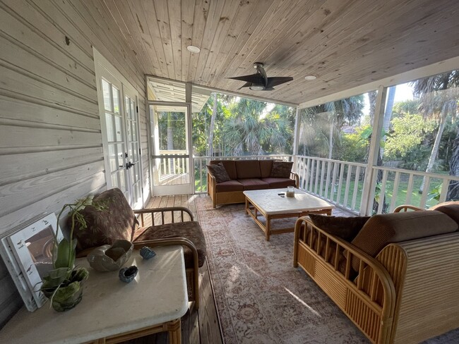 Building Photo - 2732 Weeks Ave