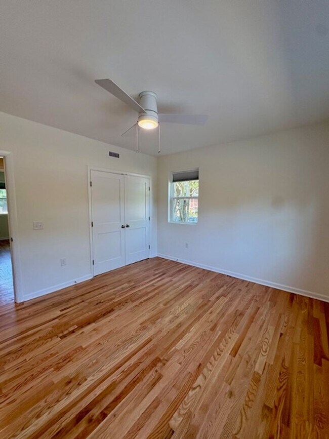 Building Photo - Newly Renovated Three Bedrooms Condo in South Windermere
