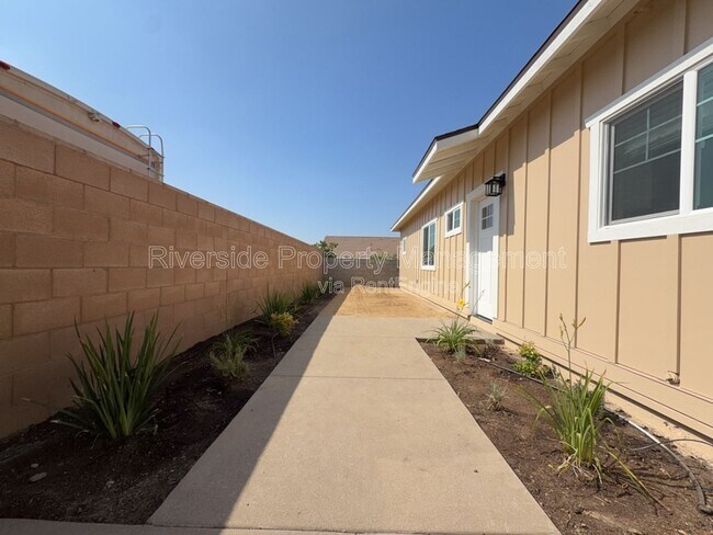 Building Photo - 7893 Mango Ave