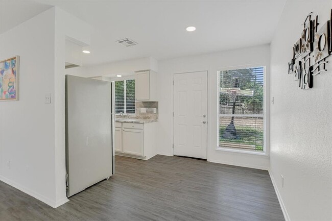 Building Photo - 411 Thelma Dr