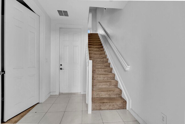 Building Photo - 4 BEDROOMS 3.5 BATHROOMS!! GATED COMMUNITY