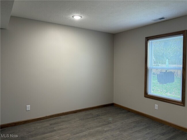 Building Photo - 430 2nd Dr NE