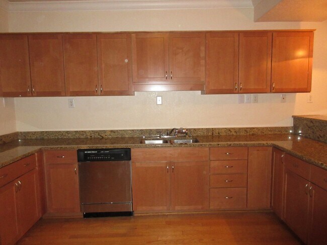 Building Photo - Great Townhome near Downtown