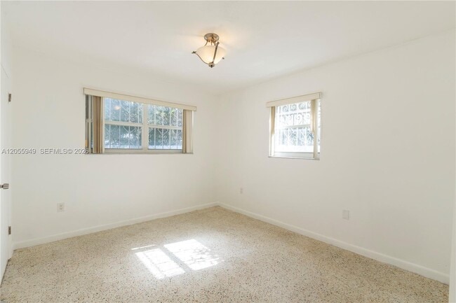 Building Photo - 565 NE 160th Terrace